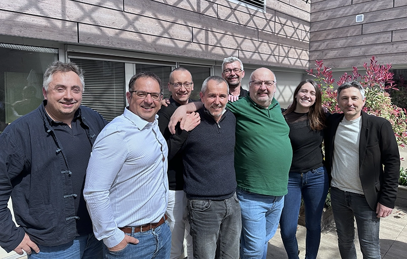 Groupe de personnes en extérieur