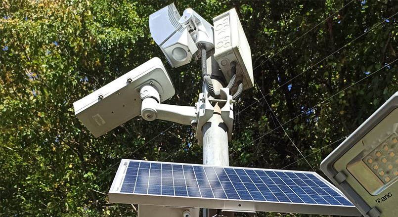 Poteau avec caméra de surveillance et panneau solaire