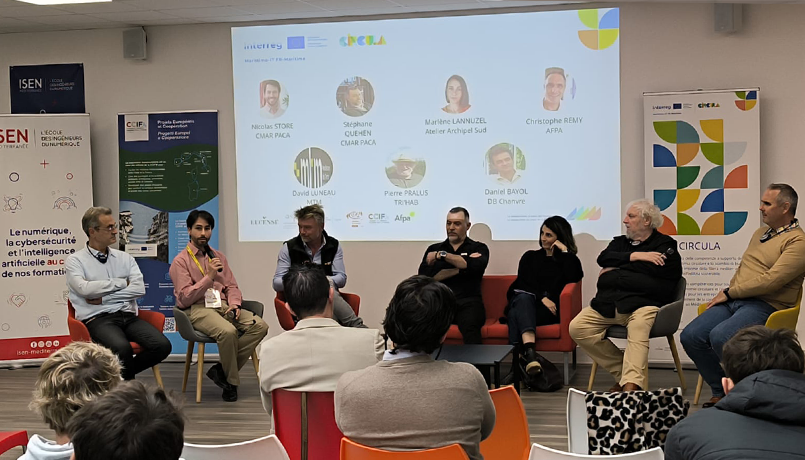 Table ronde avec des intervenants