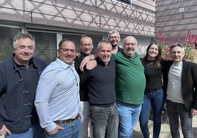 Groupe de personnes en extérieur