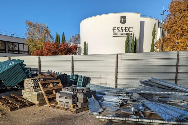 Chantier de déconstruction de l'ESSEC Business School, premier plan avec des matériaux sur des palettes