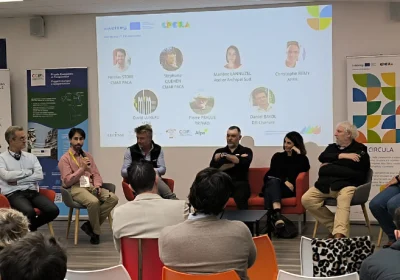 Table ronde avec des intervenants