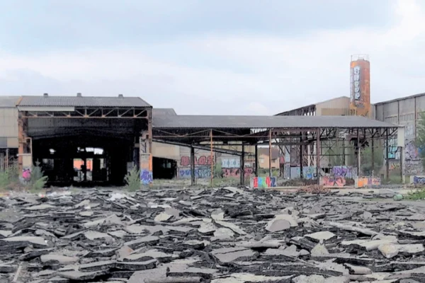 Site industriel désaffecté, tagué et démoli
