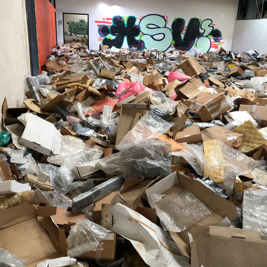 Pièce rempli de cartons, d'emballages en plastiques et de papier bulles