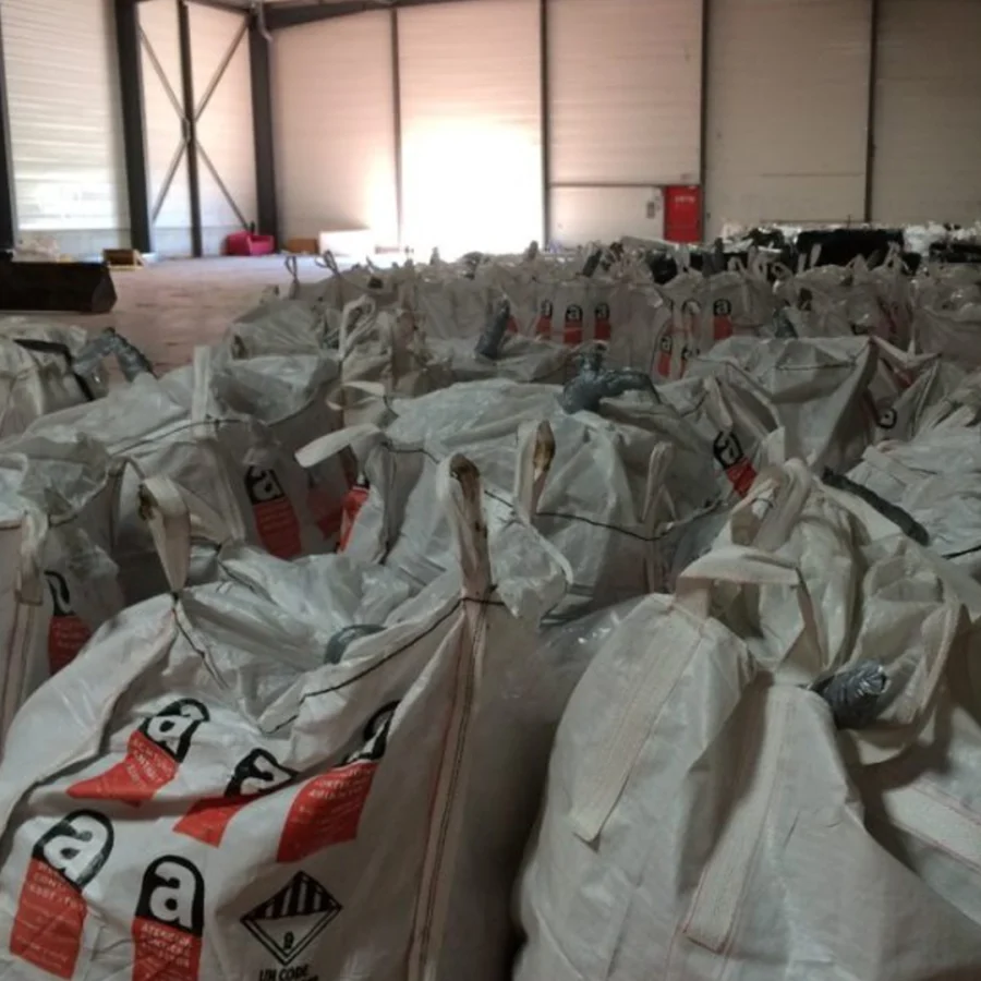 Entrepôt rempli de sachets blancs