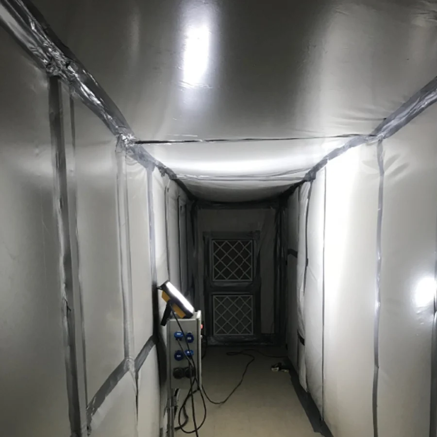 Couloir de confinement en bâche plastique avec éclairage de chantier
