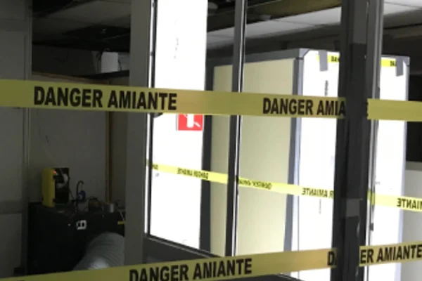 Ruban de signalisation délimitant accès au chantier