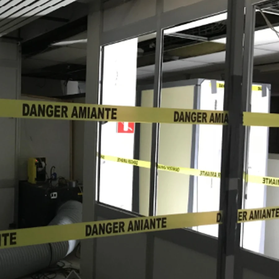 Ruban de signalisation délimitant accès au chantier